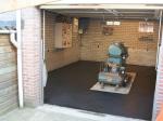 Gepleisterde cementdekvloer in garage in uitvoering